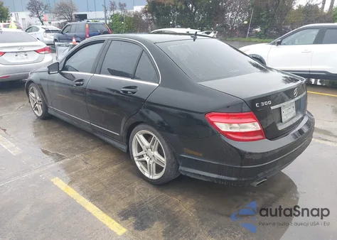2010 Mercedes-Benz C 300 Luxury/Sport z USA, uszkodzony, nr VIN WDDGF5EB8AF422669